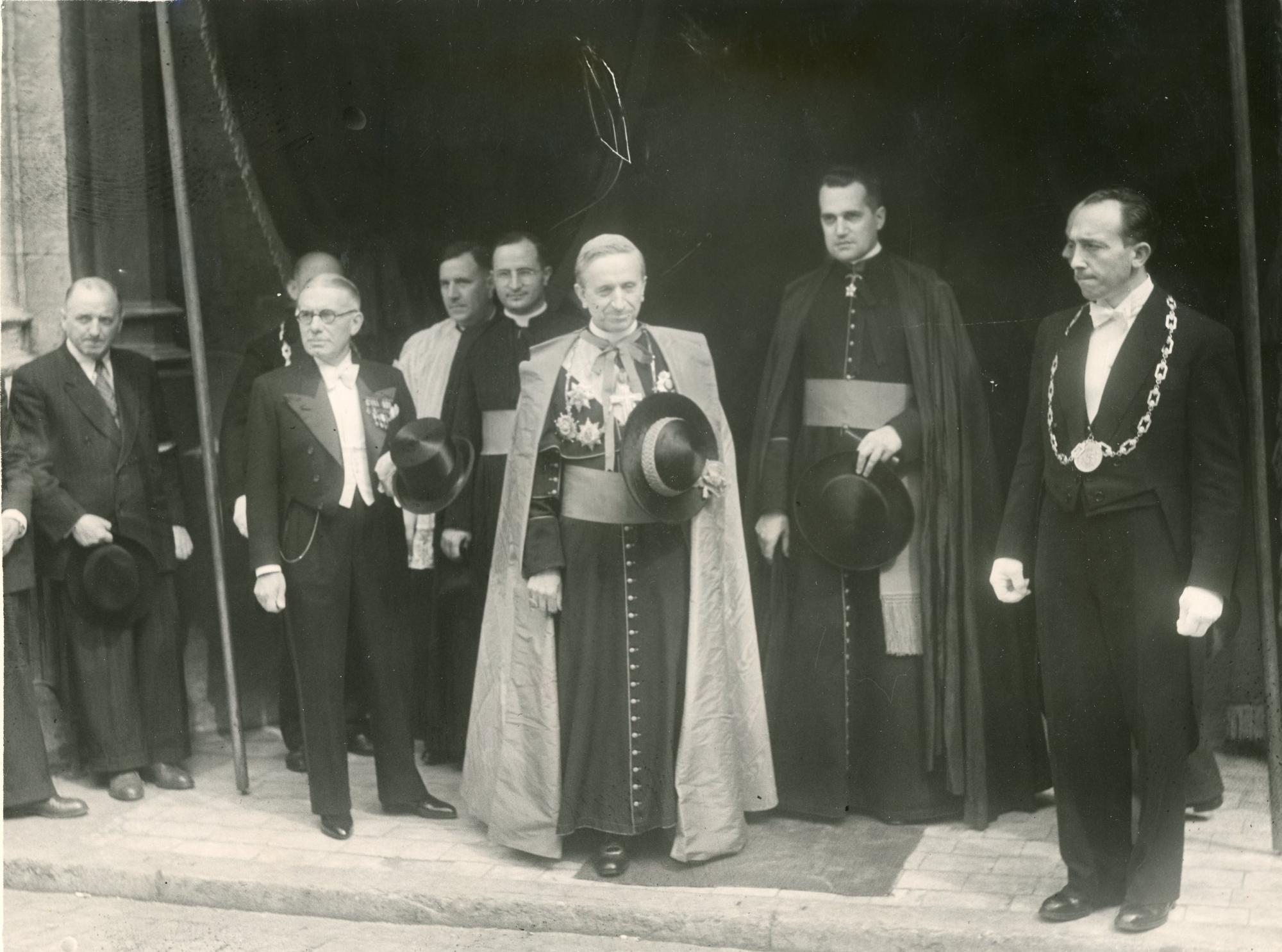 Nuntius Fernando Cento verlaat de Sint-Michiels- en Sint-Goedelekathedraal in Brussel na het Te Deum van 21 juni 1950. 