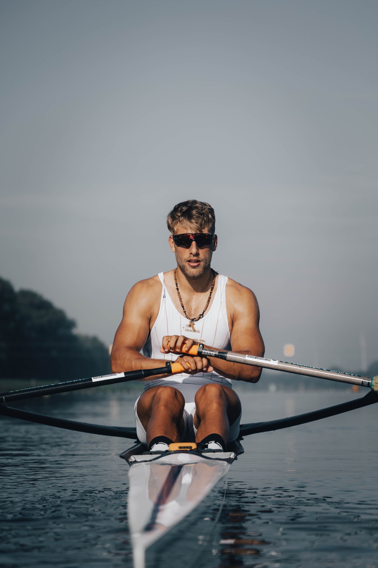 Roeier Ward 'Valentin' Lemmelijn met zijn onafscheidelijke paternoster, die herinnert aan zijn broze start in het leven.