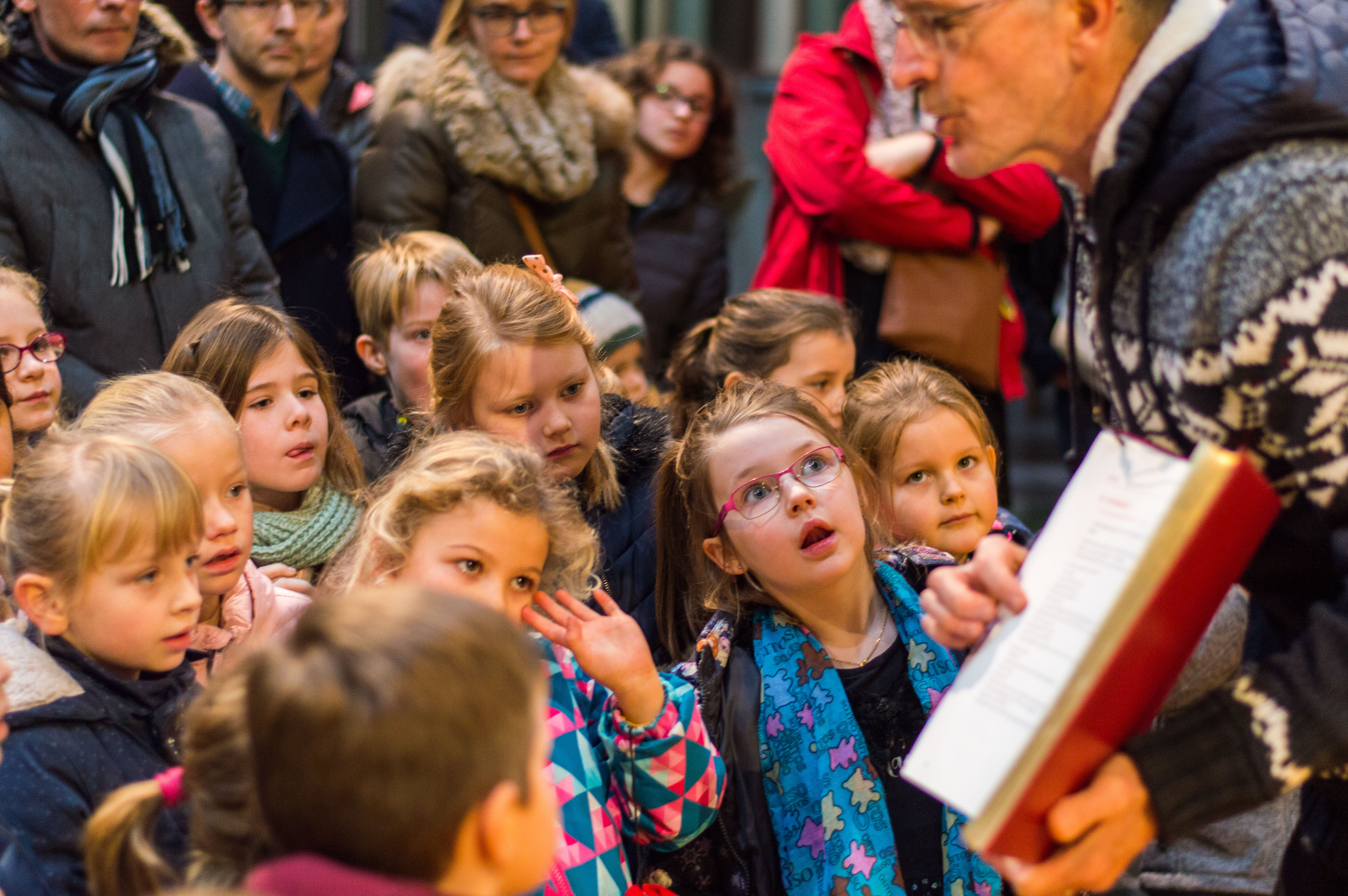 Na de eucharistie krijgen de eerstecommunicanten in spe nog een Bijbelse catechese.