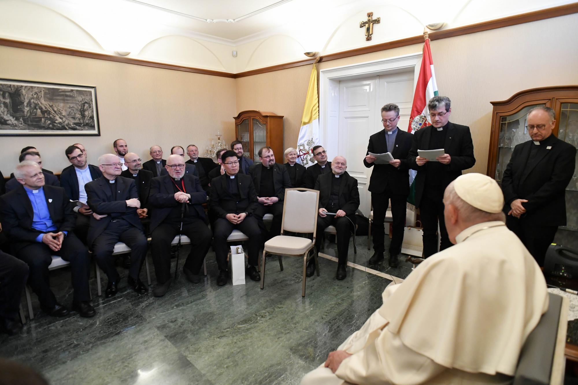 Paus Franciscus in gesprek met de jezuïeten in Hongarije.