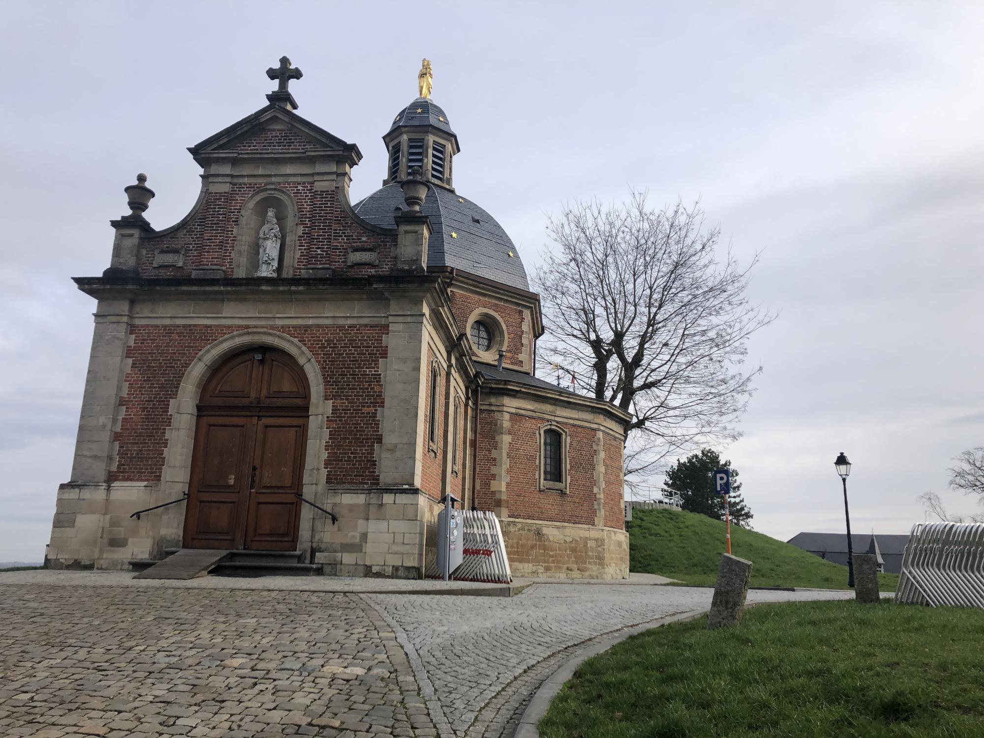 De eerste nadarhekken verraden dat hier zaterdag duizenden wielertoeristen voorbijkomen.