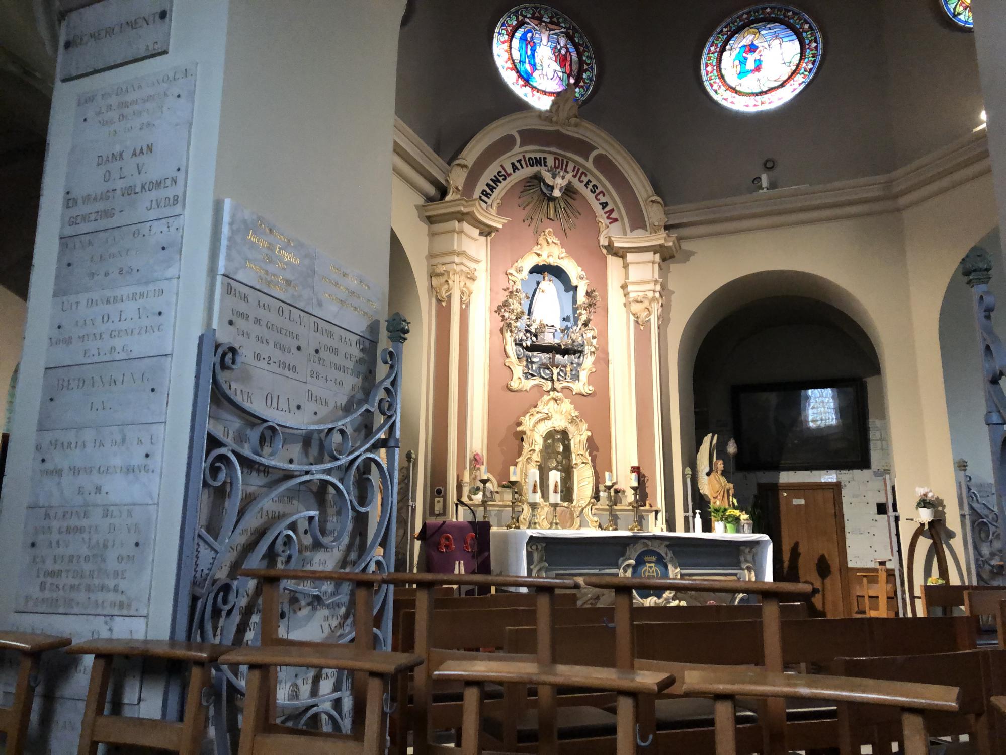 De barokke kapel hangt overigens vol met plaquettes van mensen die de jaren heen om de gunst of de zegen van O.L.V. hebben gebeden. 