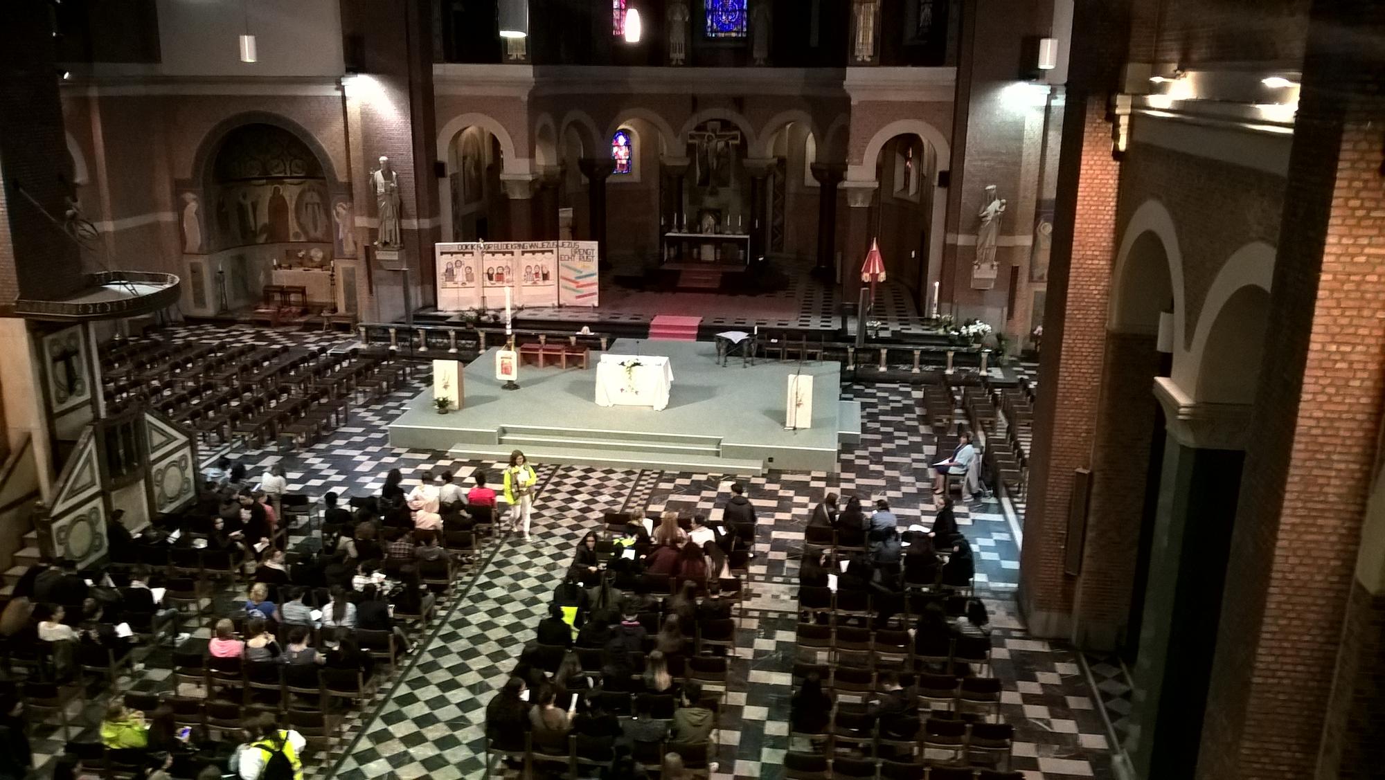 Leerlingen van het Sint-Norbertuscollege in Antwerpen vieren eucharistie.