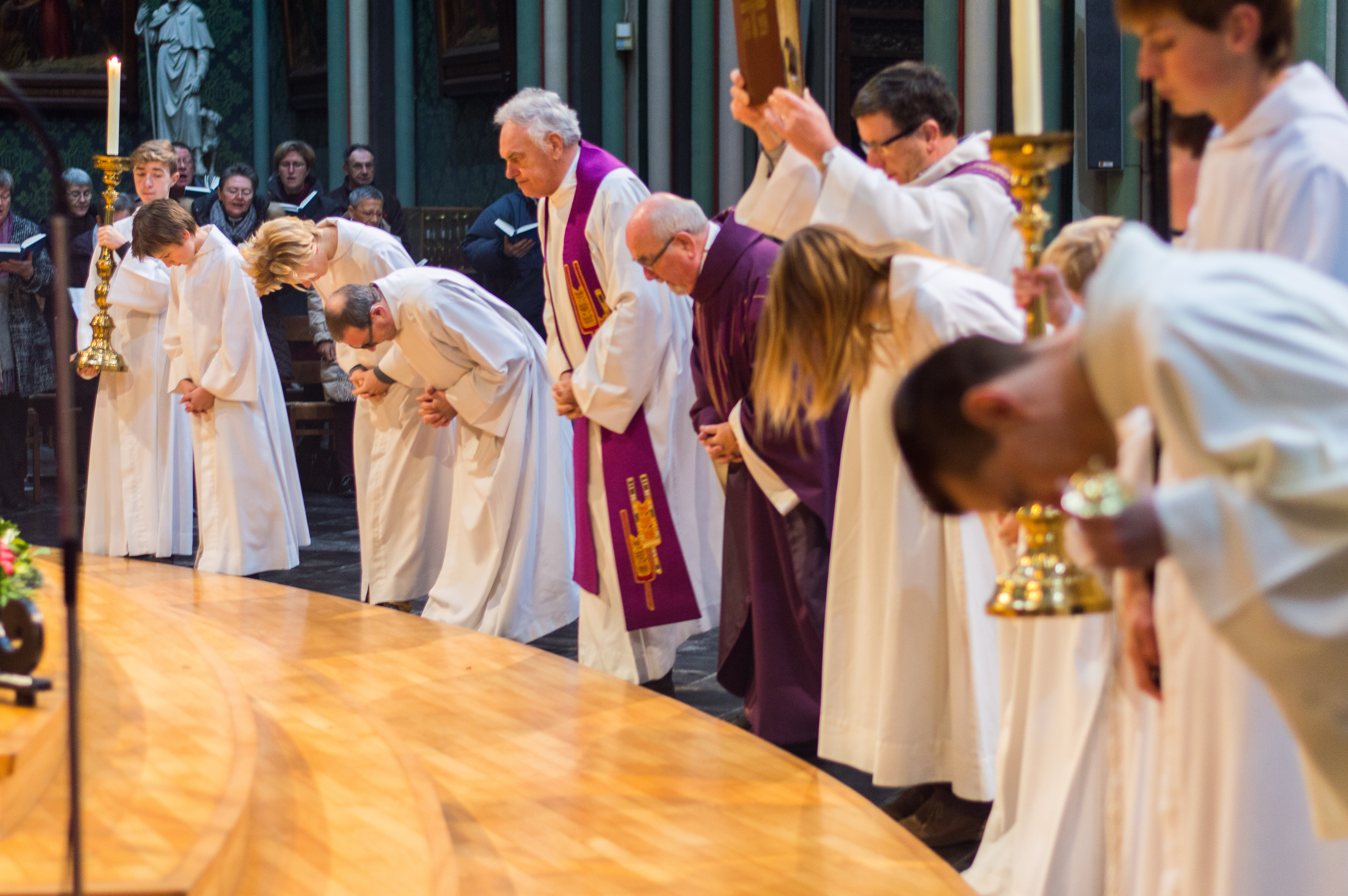 De Schrift wordt hoog geheven bij het begin van de eucharistie op de eerste zondag van de advent in Eeklo.