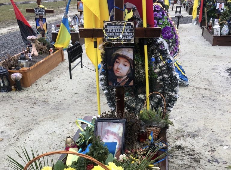 Jonge soldaat op het kerkhof in Lviv. Elke gemeente heeft een nieuwe militaire begraafplaats met 100den graven. In Lviv komen er elke dag minstens twee graven bij.