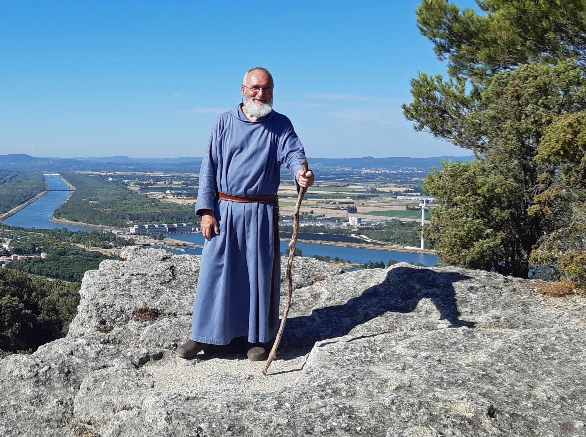 Guerric Aerden beschrijft de omgeving van zijn kluis in de Provence: 'Rond het klooster ligt een bergrug van 7 km met vele uitlopers, flink bebost en rotsachtig.'