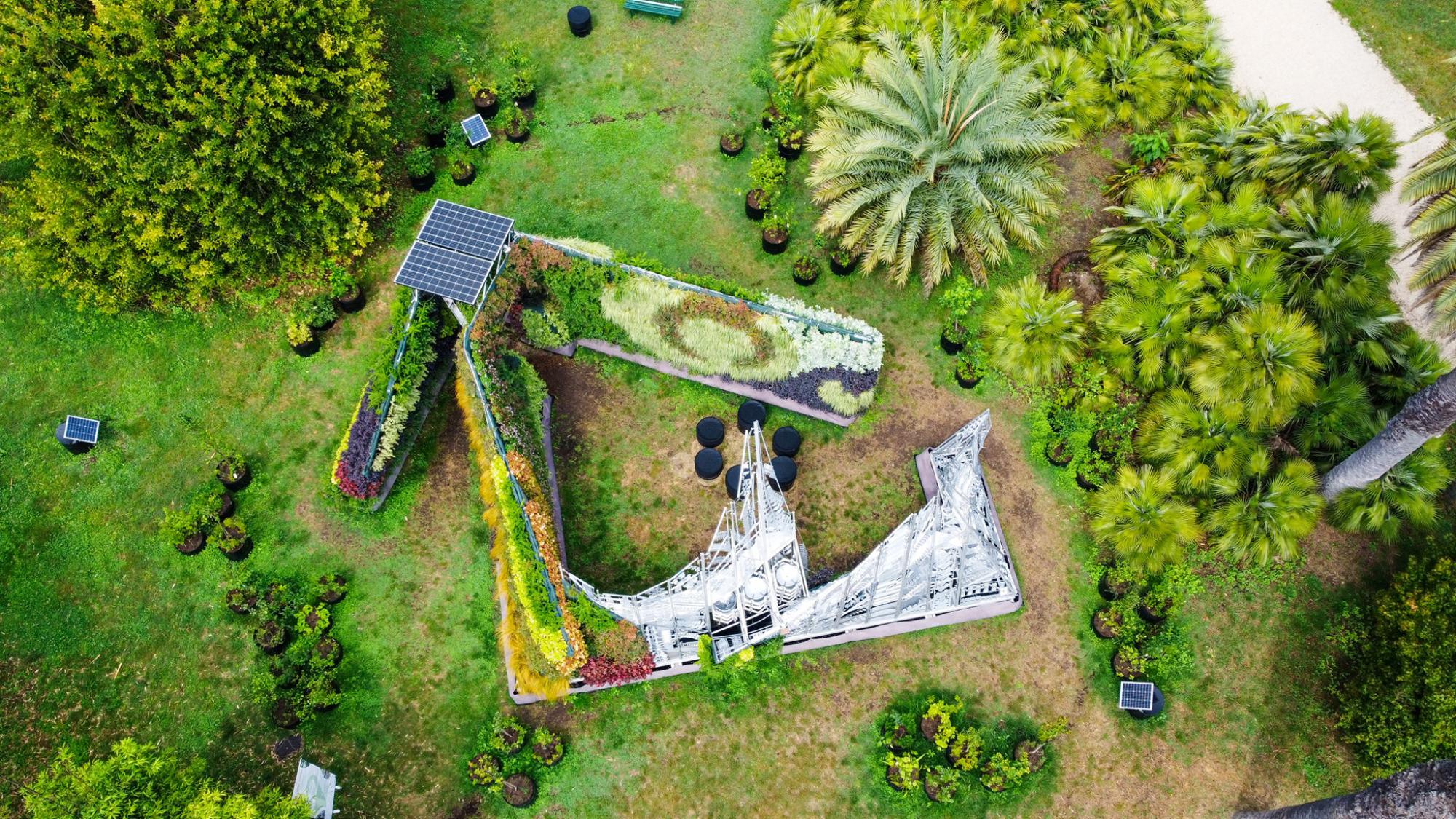 The Living Chapel in de Botanische Tuin in Rome bestaat uit gerecycleerd aluminium, grotendeels bekleed met planten uit oerbossen.