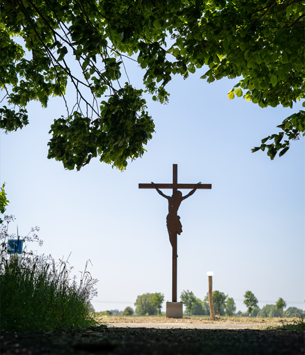 Van dichtbij ontdek je dat deze gekruisigde Christus met kogelgaten doorzeefd is.