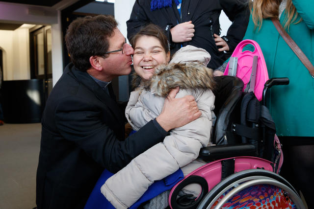 Mgr. Lode Aerts groet Nikola van De Ark.