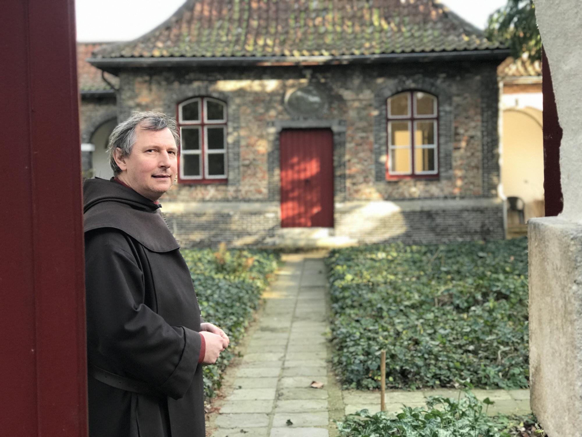 Martin Faingnaert toont de kluizenaarswoningen van de Karmel Brugge.