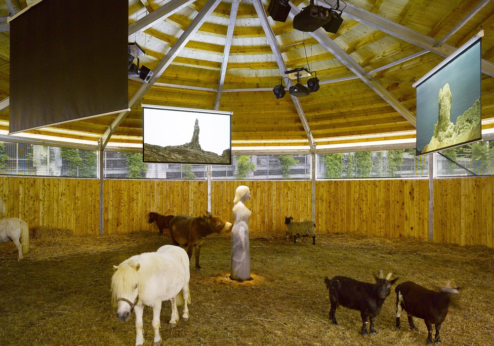 Mike Kelleys zoutbeeld van Lots vrouw in de Petting Zoo