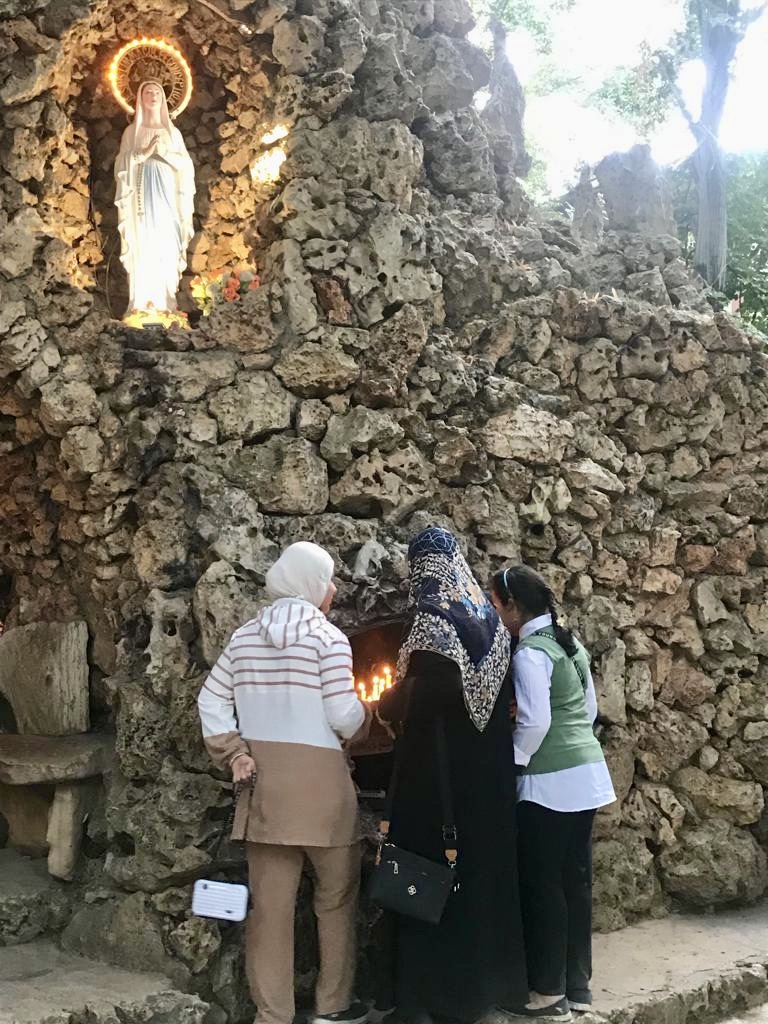 Islamitische vrouwen stromen na de mis toe bij de Mariagrot in Tanaïl (Libanon) om haar eer te bewijzen.