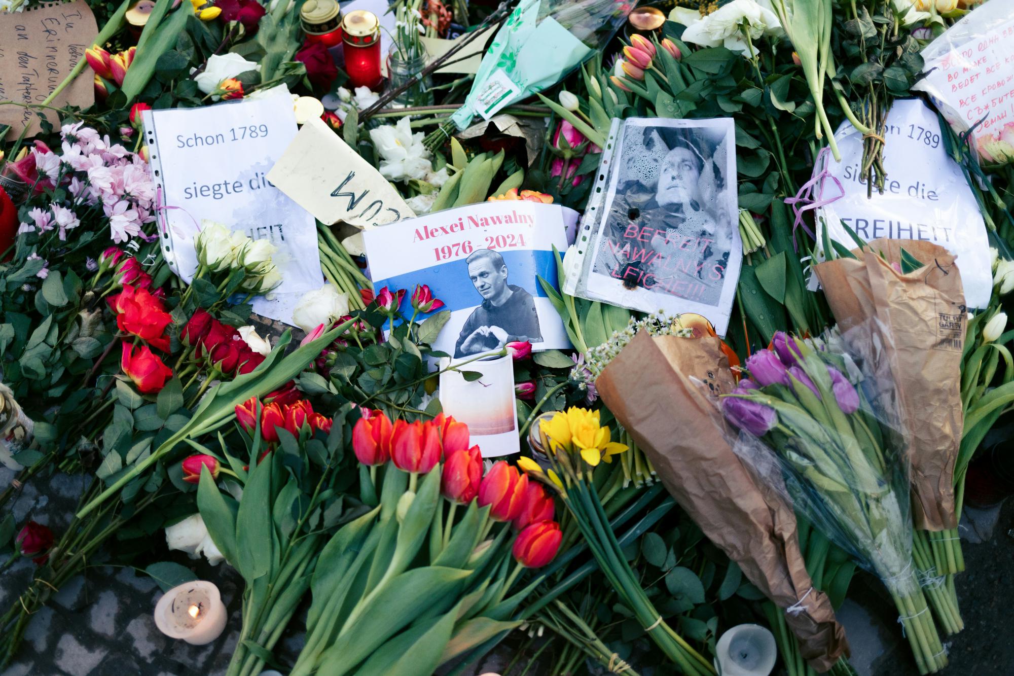 In Berlijn groeit het bloemenmonument voor de Russische opposant Alexei Navalny, die omkwam in een strafkamp aan de poolcirkel.