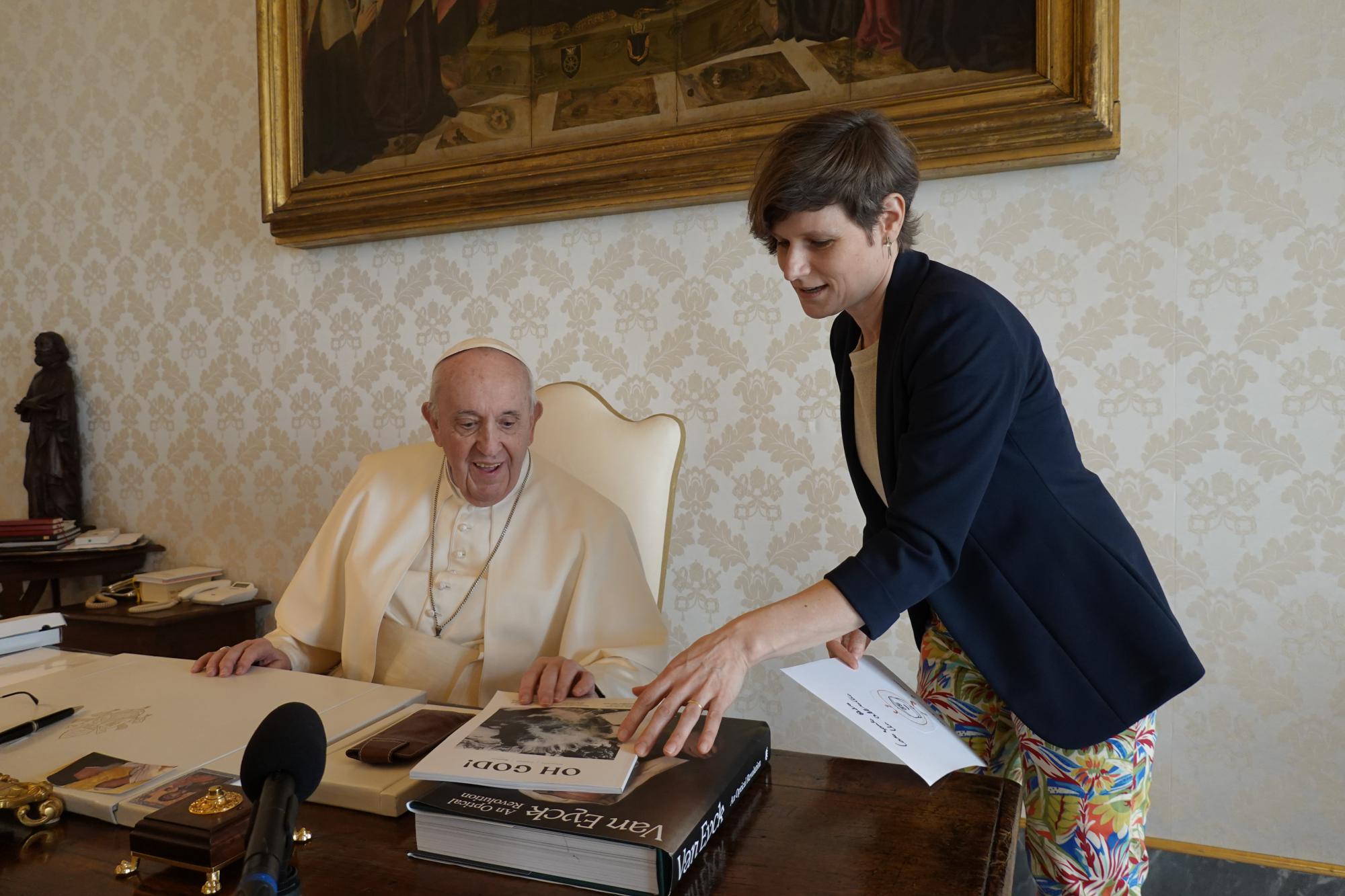 Lieve Wouters overhandigt de paus een exemplaar van de eerste 'OH GOD!'.