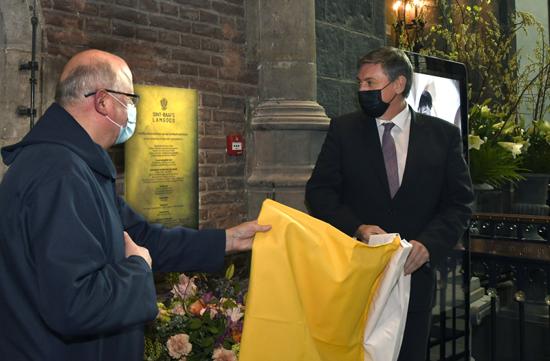 Bisschop Lode Van Hecke en minister-president Jan Jambon onthullen de gedenkplaat.