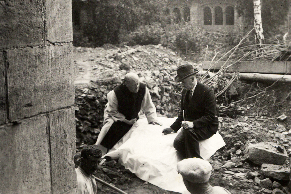 Dom Marie-Albert van der Cruyssen bij de ruïnes in Orval, met architect Henry Vaes.