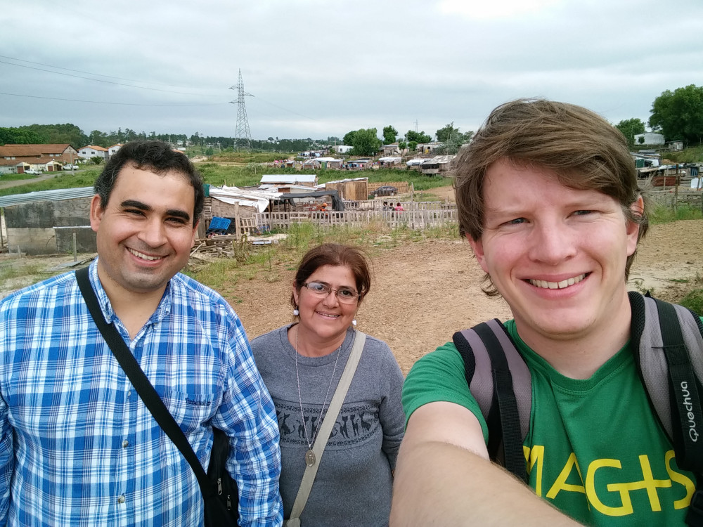 Pascal Calu (rechts) met 2 vrienden op pad om te evangeliseren in ruraal gebied.