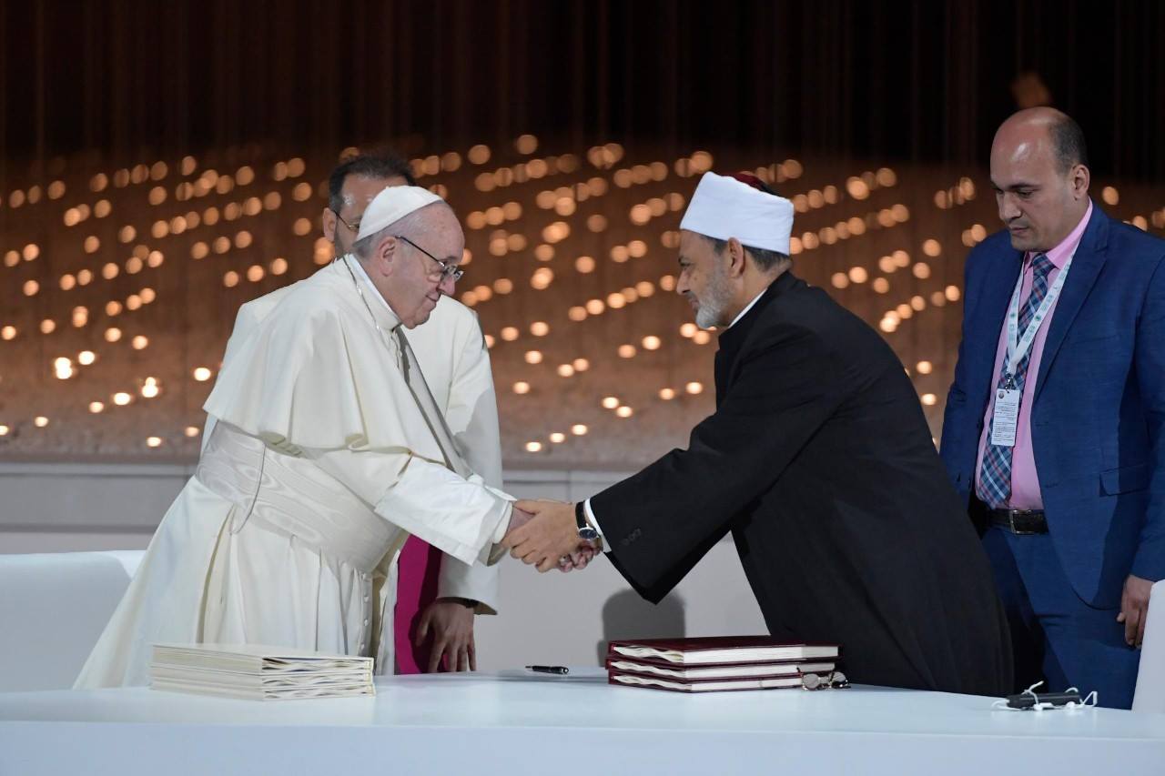 Paus Franciscus en grootimam grootimam Ahmed el-Tayeb van de Al-Azhar-universiteit in Caïro schudden elkaar hartelijk de hand na de ondertekening van het Document over Broederlijkheid voor Wereldvrede en Samenleven