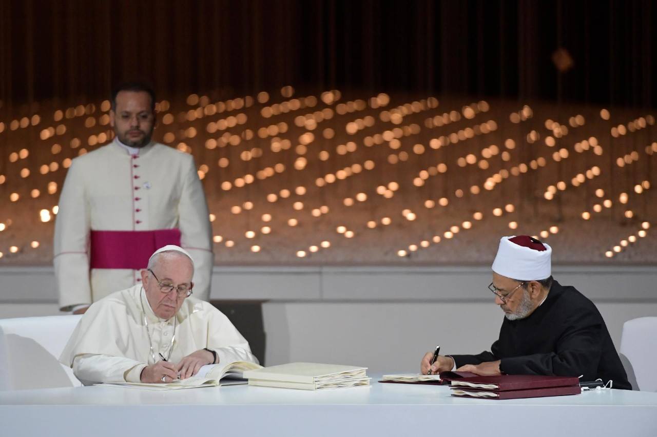 Paus Franciscus en grootimam Ahmed el-Tayeb ondertekenen het document 'Menselijke broederlijkheid. Voor wereldvrede en samenleven' op 4 februari 2019 in Abu Dhabi