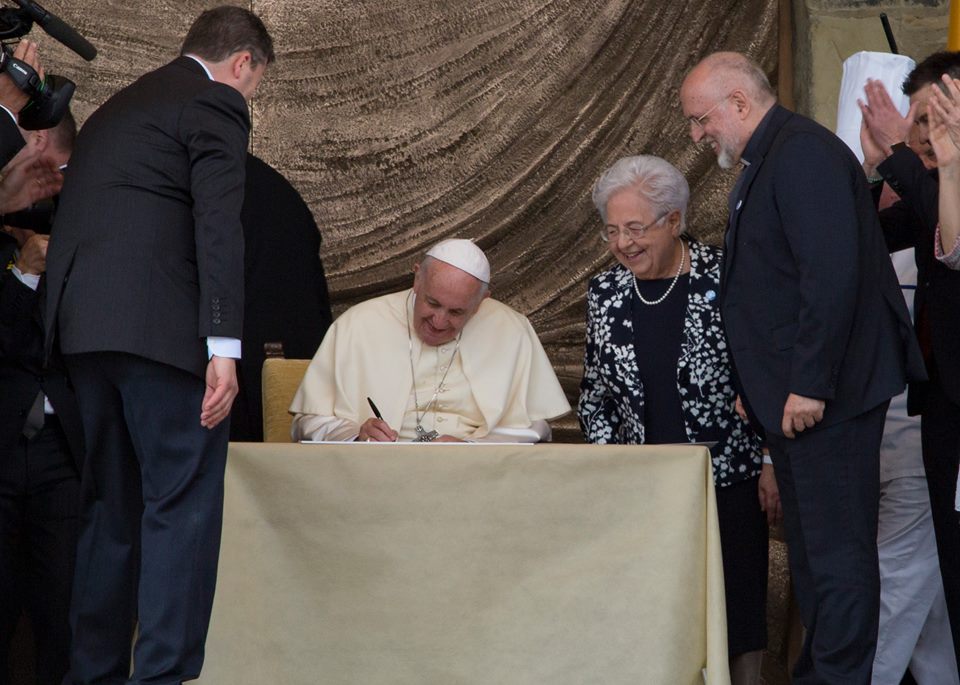 Paus Franciscus ontvangt als geschenk een manifest ondertekend door alle inwoners van het Focolarestadje. Daarin beloven ze verder te werken aan broederlijkheid en dialoog. Paus Franciscus ondertekent mee.