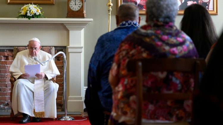 Paus Franciscus tijdens zijn toespraak tot afgevaardigden van de inheemse bevolking in Québec 