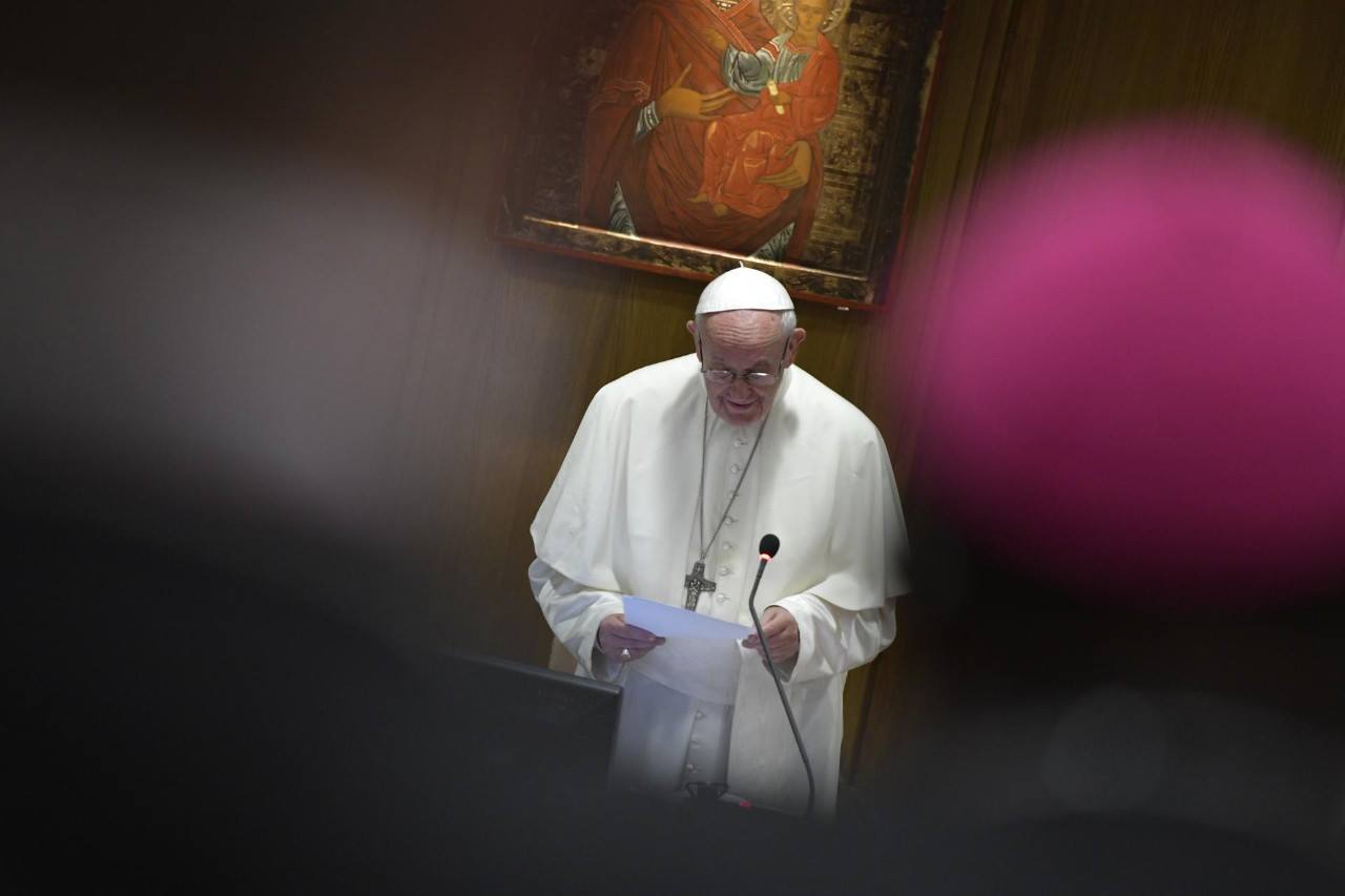 Paus Franciscus spreekt de bisschoppensynode over jongeren, geloof en roeping toe.