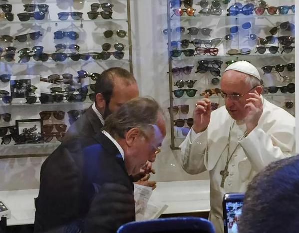 Paus Franciscus bezocht onaangekondigd een opticien in de straten van Rome. © RR