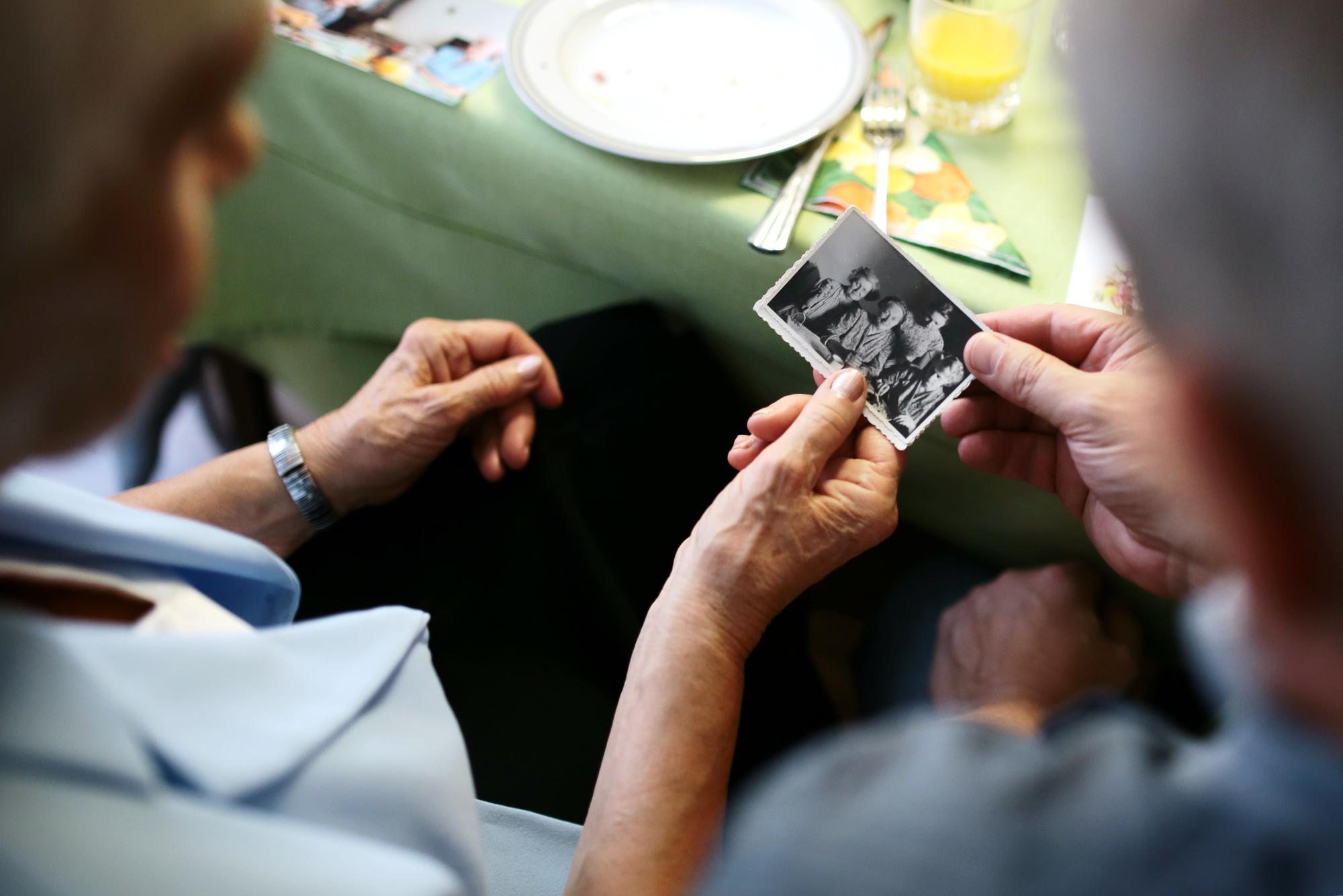 Oude foto's zijn vaak een aanleiding om te beginnen graven in de familiegeschiedenis.