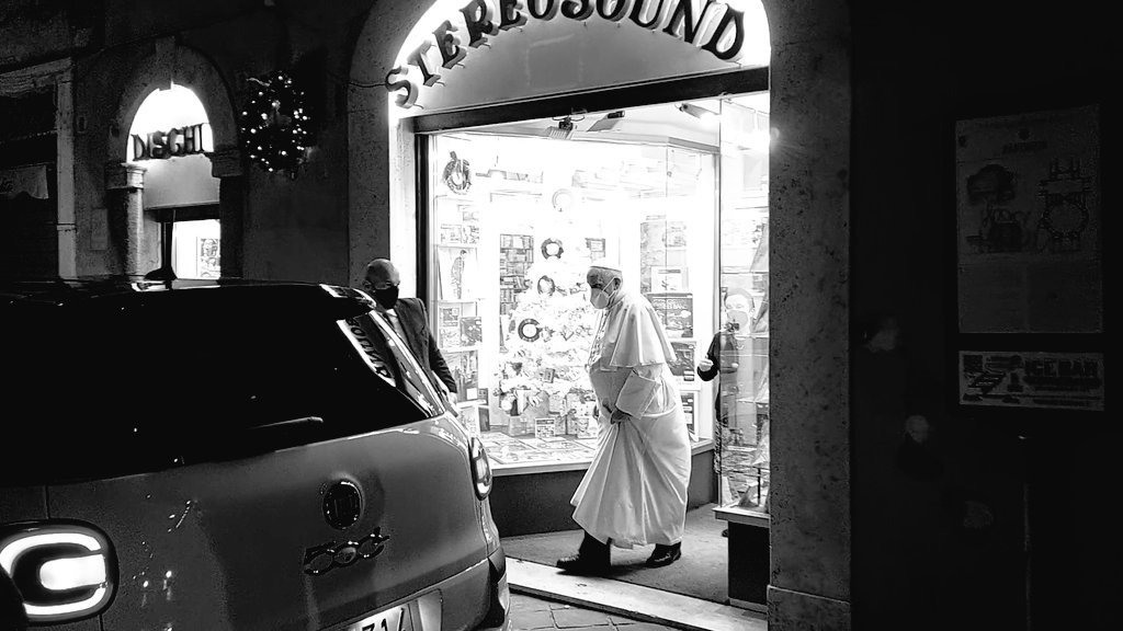 De foto van Javier Martínez-Brocal van de paus, bij het verlaten van een platenwinkel