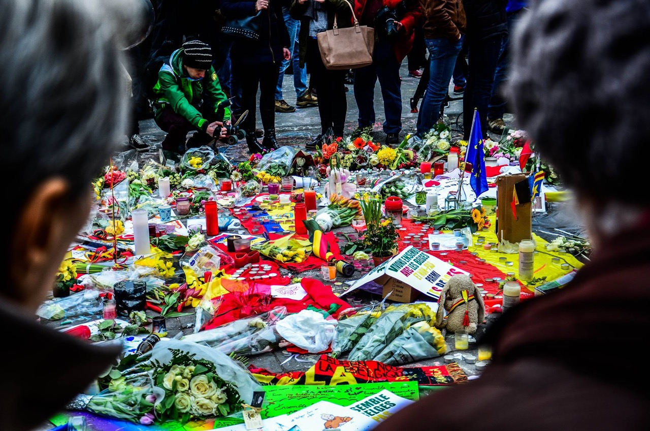 Mensen tonen solidariteit na de aanslagen in Brussel 