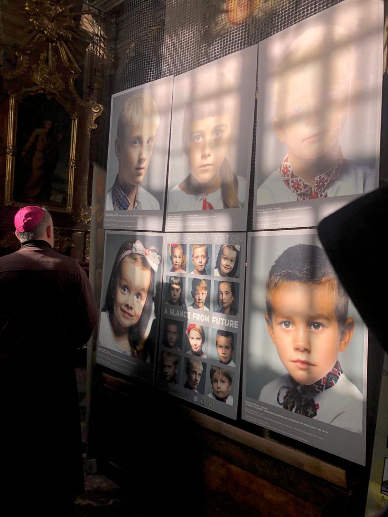 Op grote posters in de kerk van Lviv vragen kinderen aan hun dode vaders: 'Kom terug!'