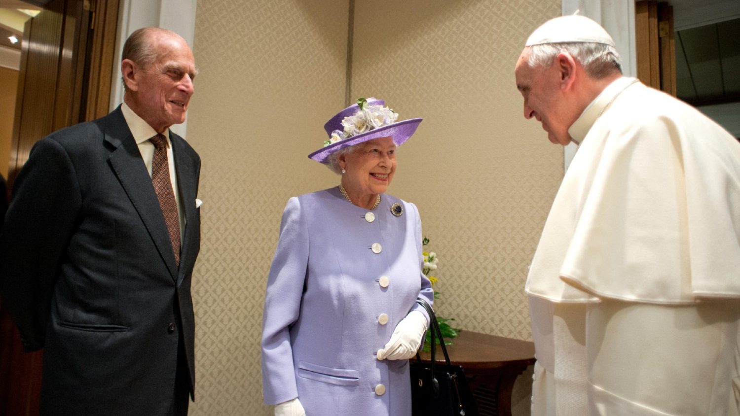 Koningin Elizabeth en prins Philip ontmoeten paus Franciscus in 2014.