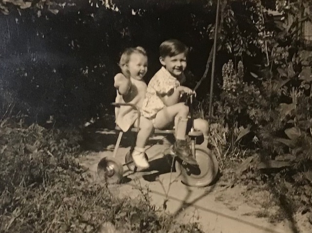 Regine Dierieck met haar broertje, 1949.