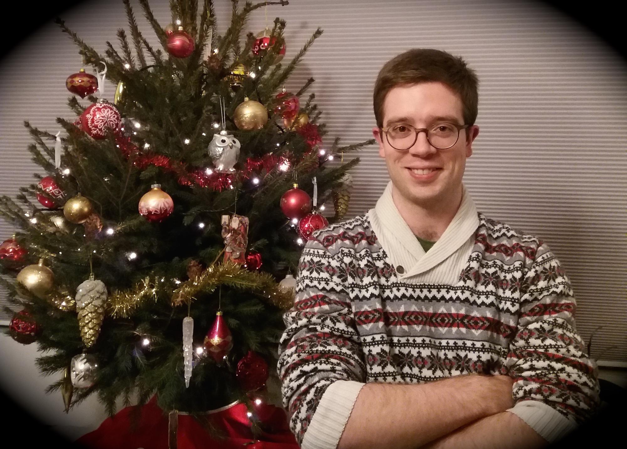 De kerstdagen bracht Robin thuis door. Even een selfie bij de ouderlijke kerstboom.