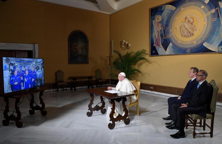 Paus Franciscus tijdens een eerder gesprek via sateliet met de ISS-astronauten