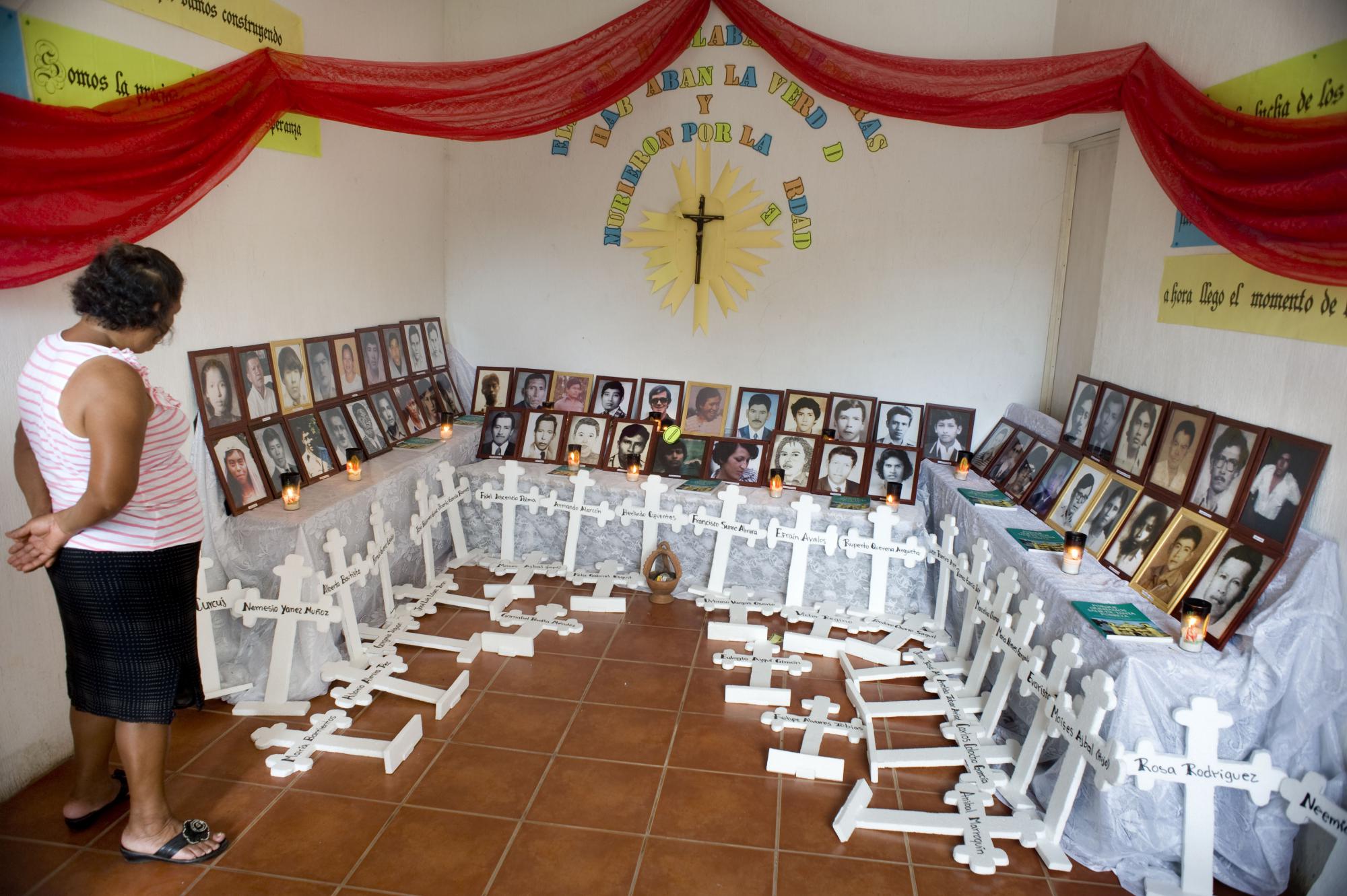 Terwijl nabestaanden hopen om ooit gerechtigheid te zien gebeuren voor hun beulen, rouwen ze bij hun geliefde doden, hier op een herdenkingsplek in Santa Lucia Cotzumalguapa.