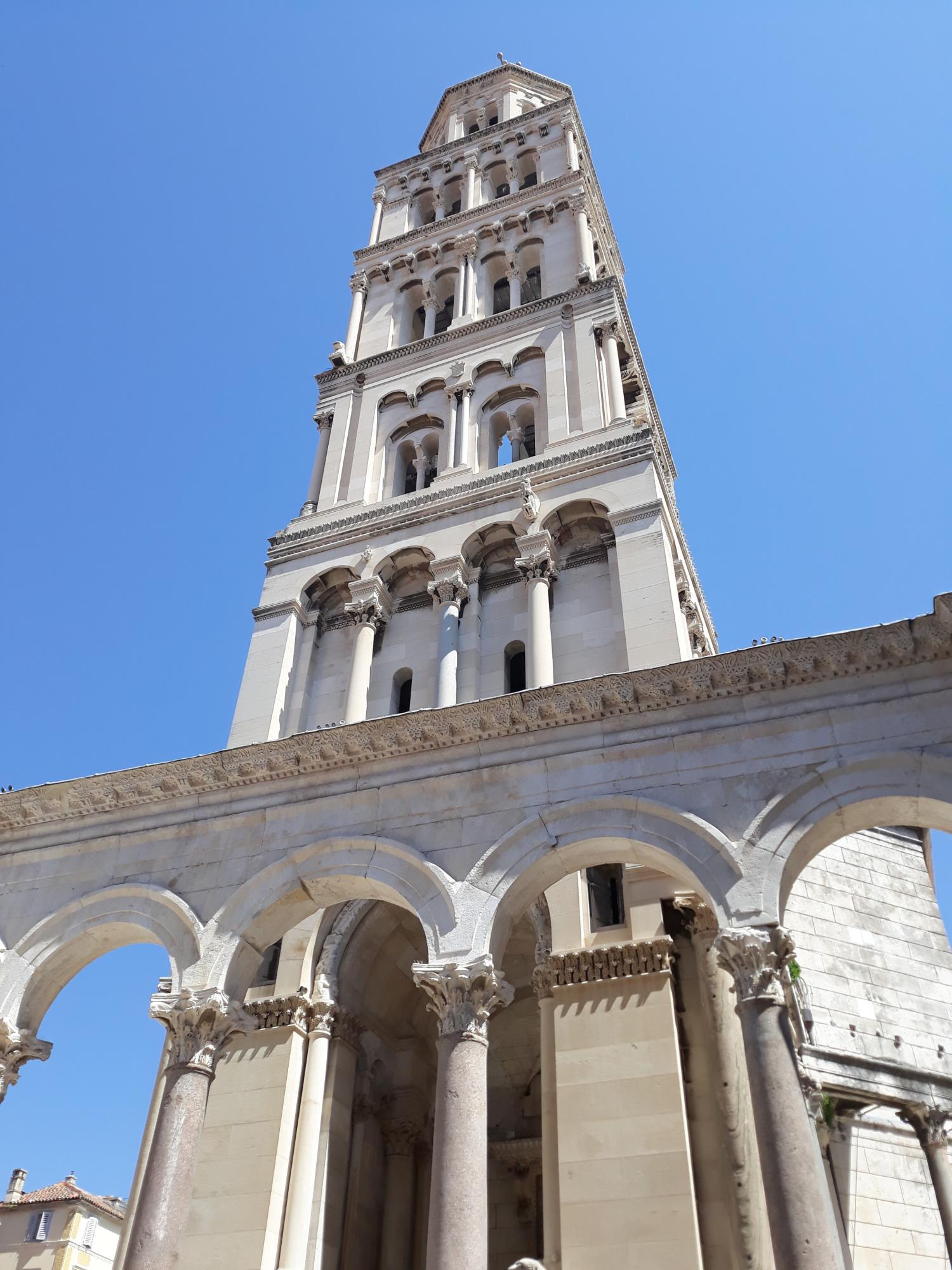 De Sint-Domniuskathedraal rijst op binnen de muren van het 3de-eeuwse Paleis van Diocletianus, Split (Kroatië).