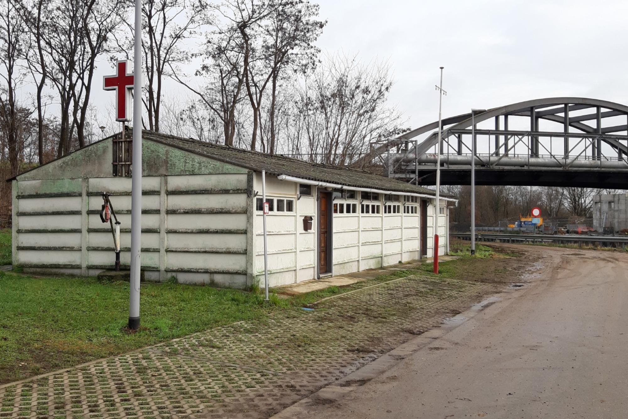 De schipperskapel ligt langs het kanaal in Eisden-Maasmechelen.