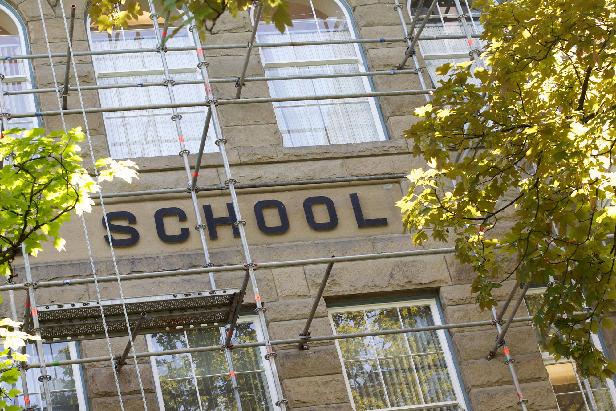 Bidden op school, een werk in stellingen.