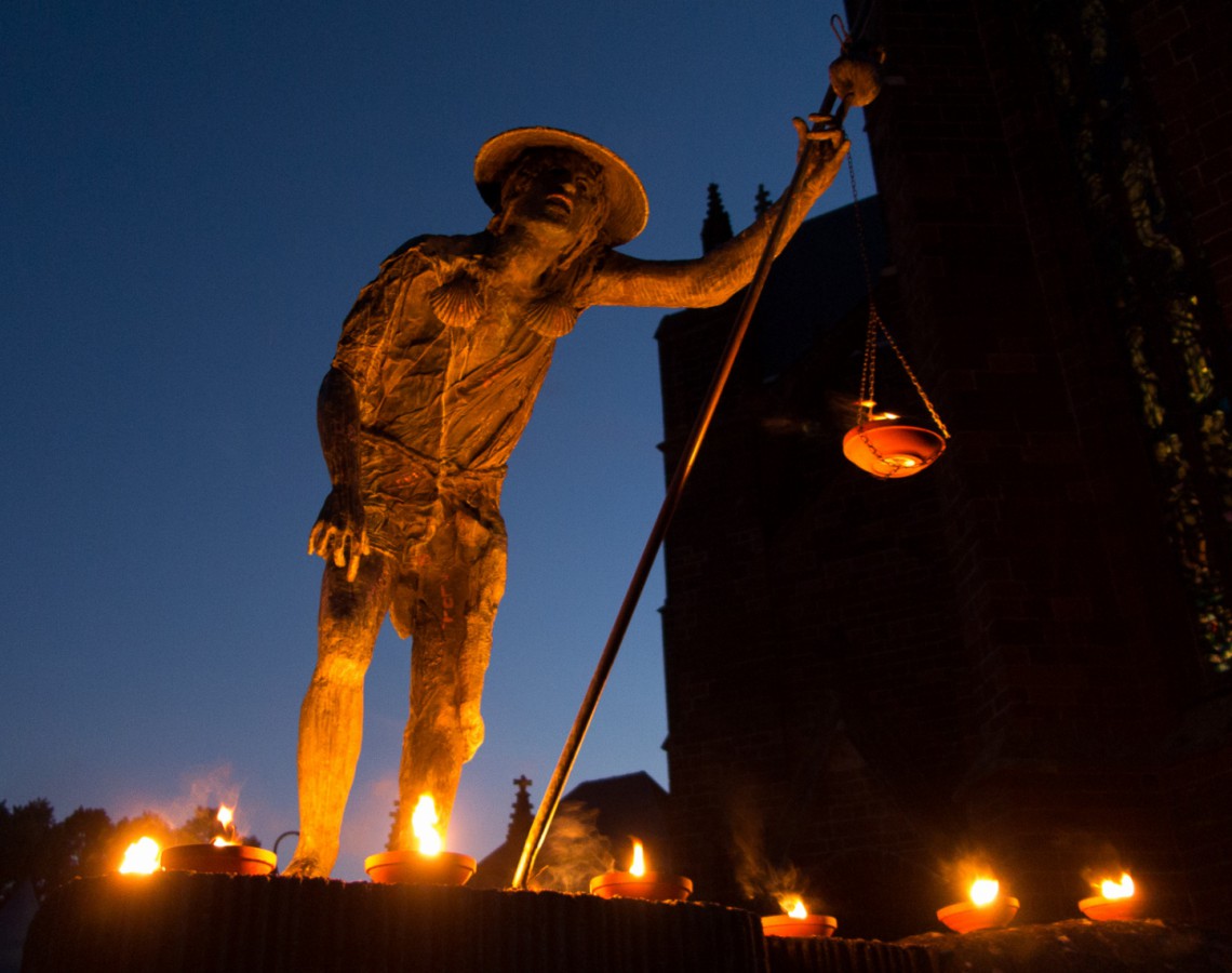 Het Sint-Rocusbeeldje in Aarschot, feeëriek verlicht op de vooravond van zijn feestdag, die valt op 16 augustus.