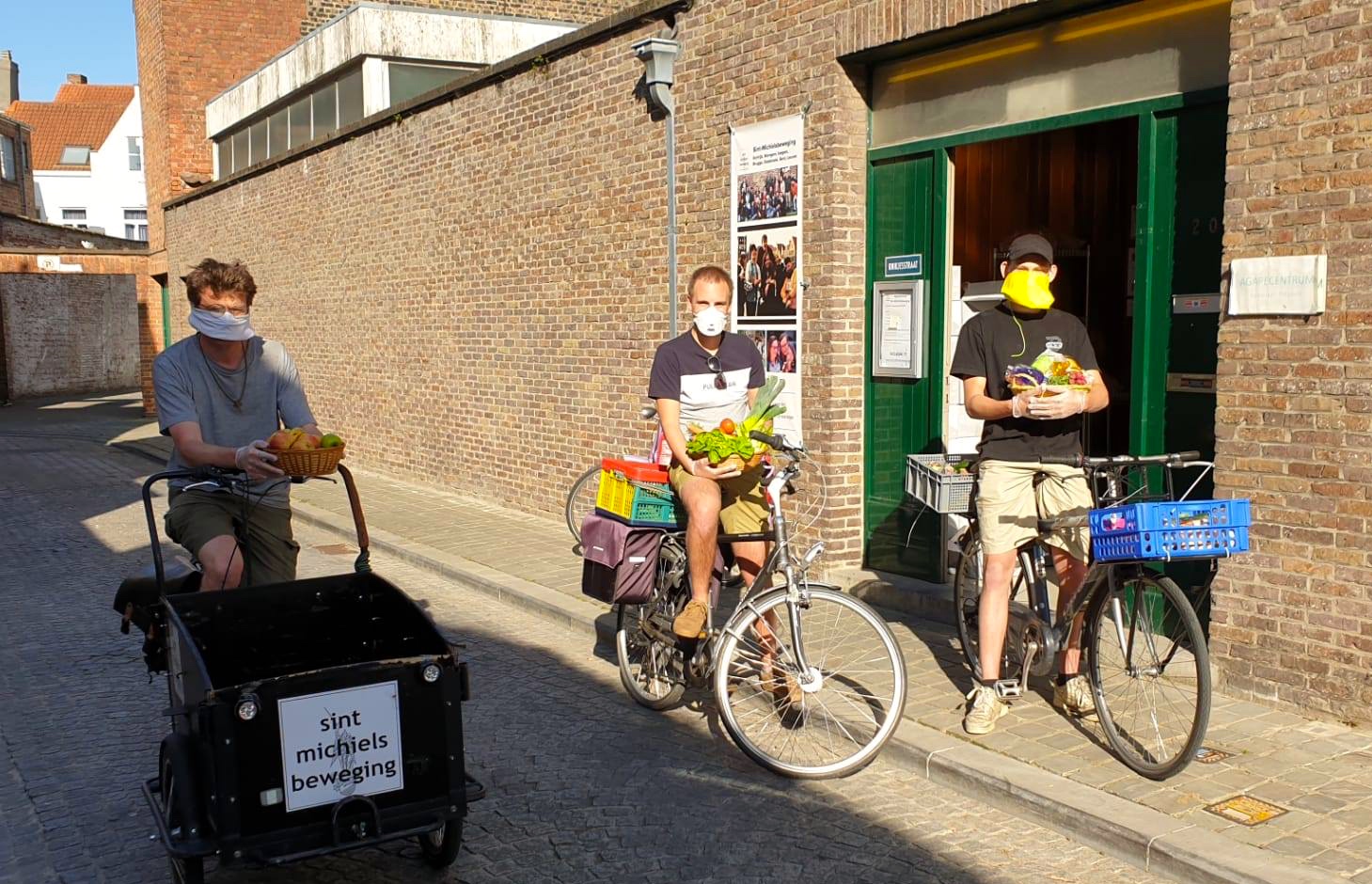 Voedselbedeling door jongeren van de Sint-Michielsbeweging in Brugge. Priester Lode Vandeputte op de fiets.