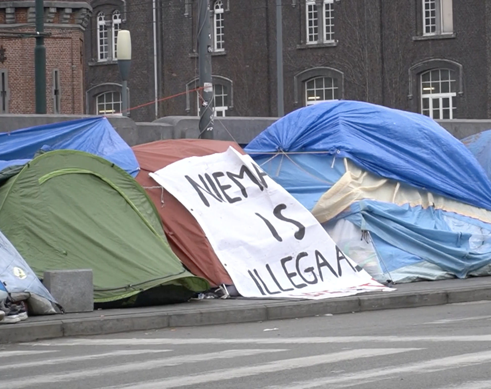 Asielzoekers slapen in de barre winterkou in tenten omdat Fedasil er niet in slaagt hun verzoek snel te registreren en onderdak te verschaffen.