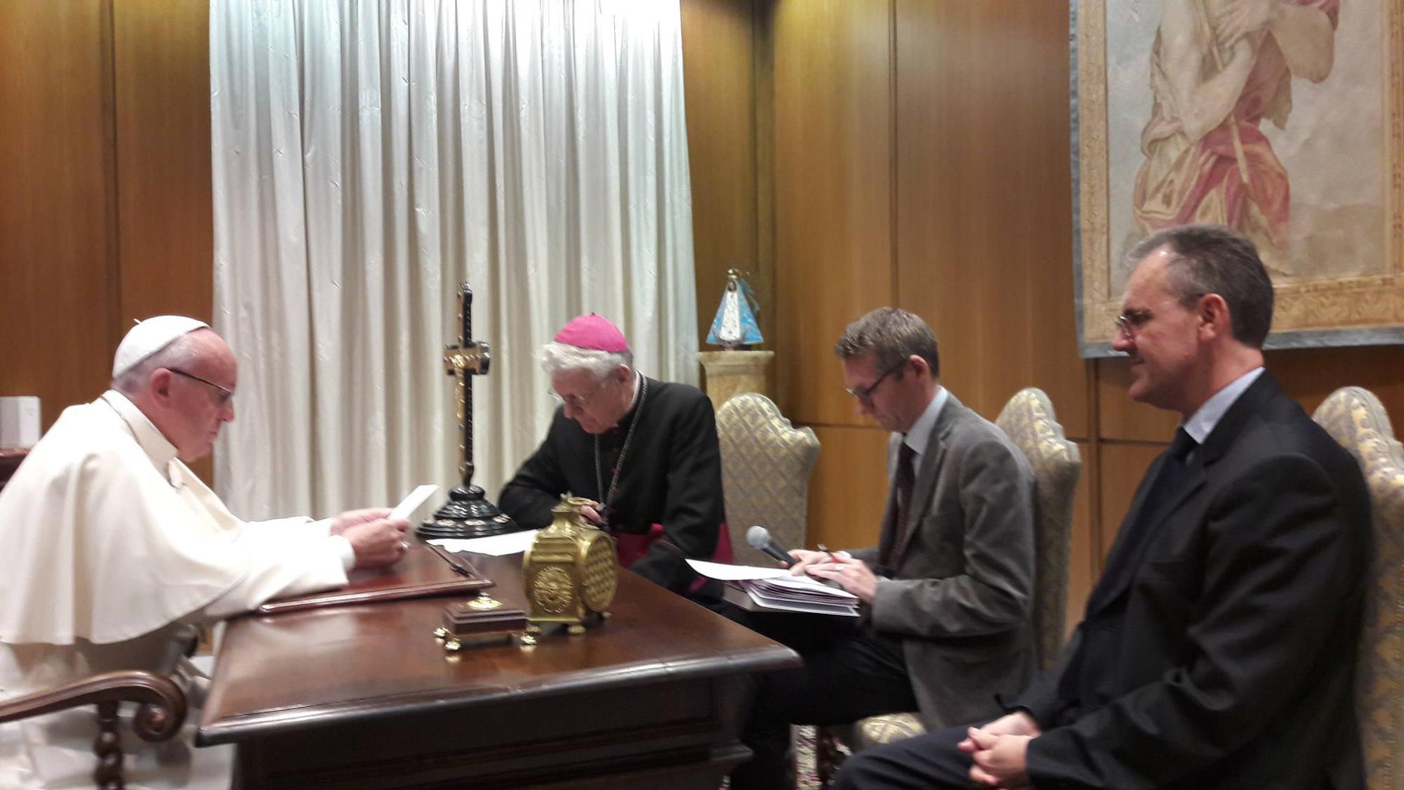 Geert De Kerpel en Emmanuel Van Lierde interviewen paus Franciscus.