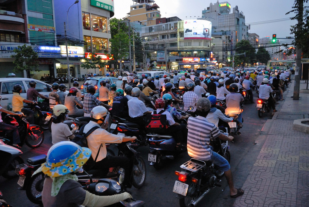 Vietnam gaat China achterna. Straks rijden hier auto's in plaats van brommers. 