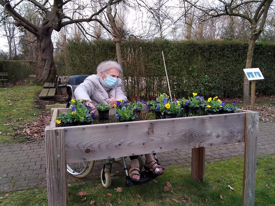 Warme tuinen in zorgvoorzieningen verlagen de drempel voor bewoners van zorgvoorzieningen om buiten te komen en voor de buurt om binnen te komen.