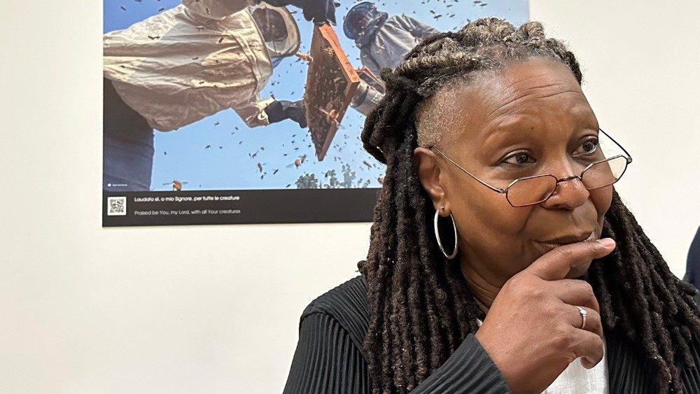 Whoopi Goldberg bij de fototentoonstelling 'Changes' in het Vaticaan.