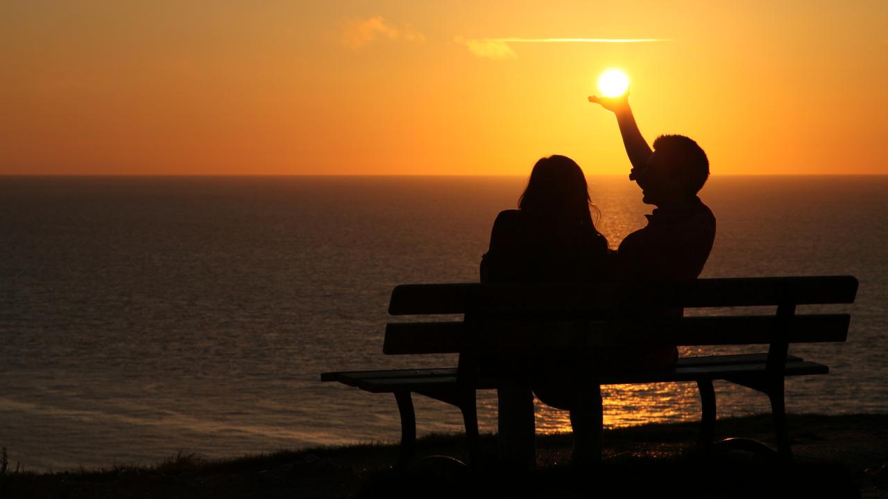 Zoals de zon komt met zijn zegen, een bruidegom van licht en vuur ...