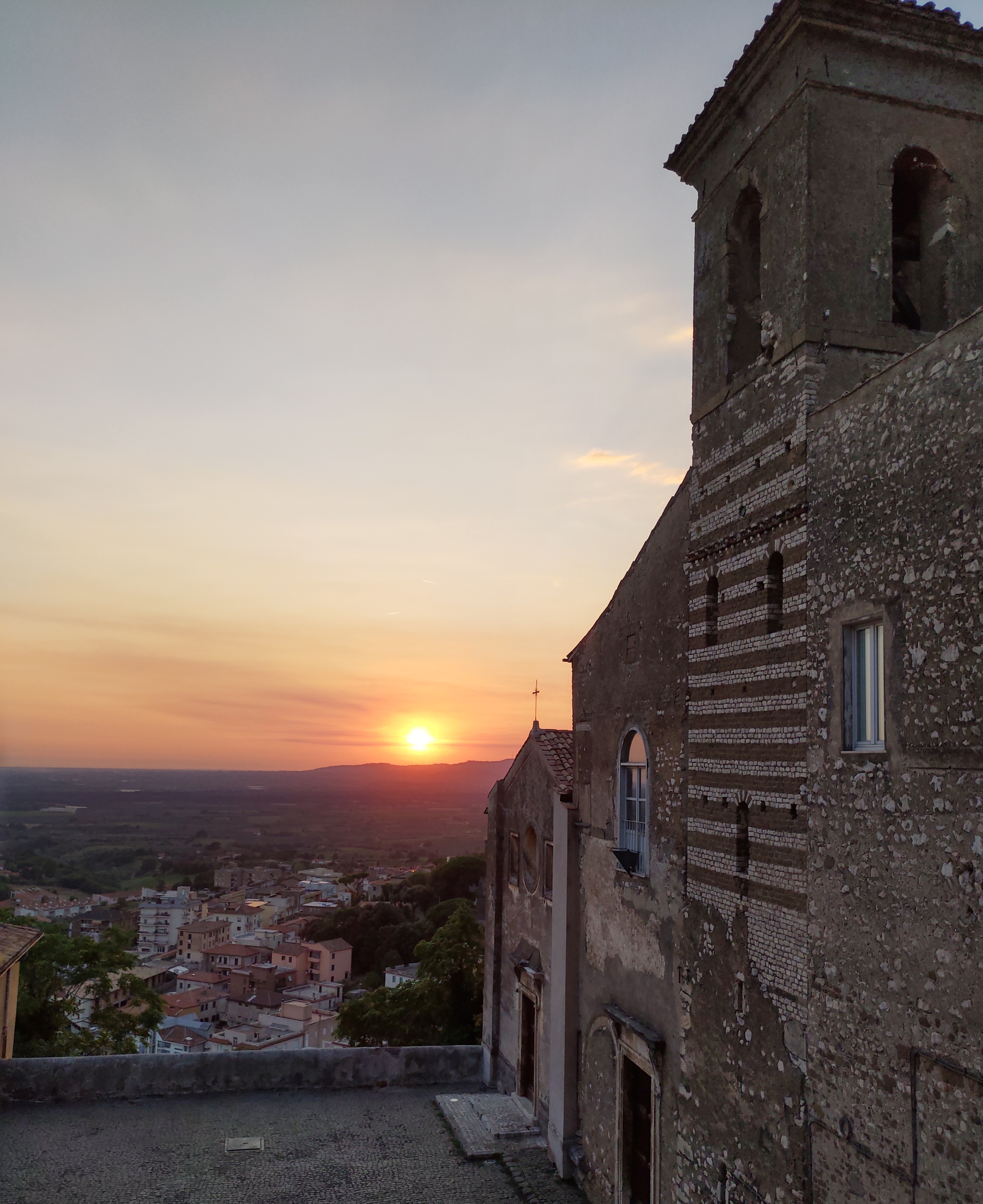 Zonsondergang in Cori, de kloostergemeenschap die in de geest van Paolo Dall'Oglio aan interreligieuze dialoog werkt.