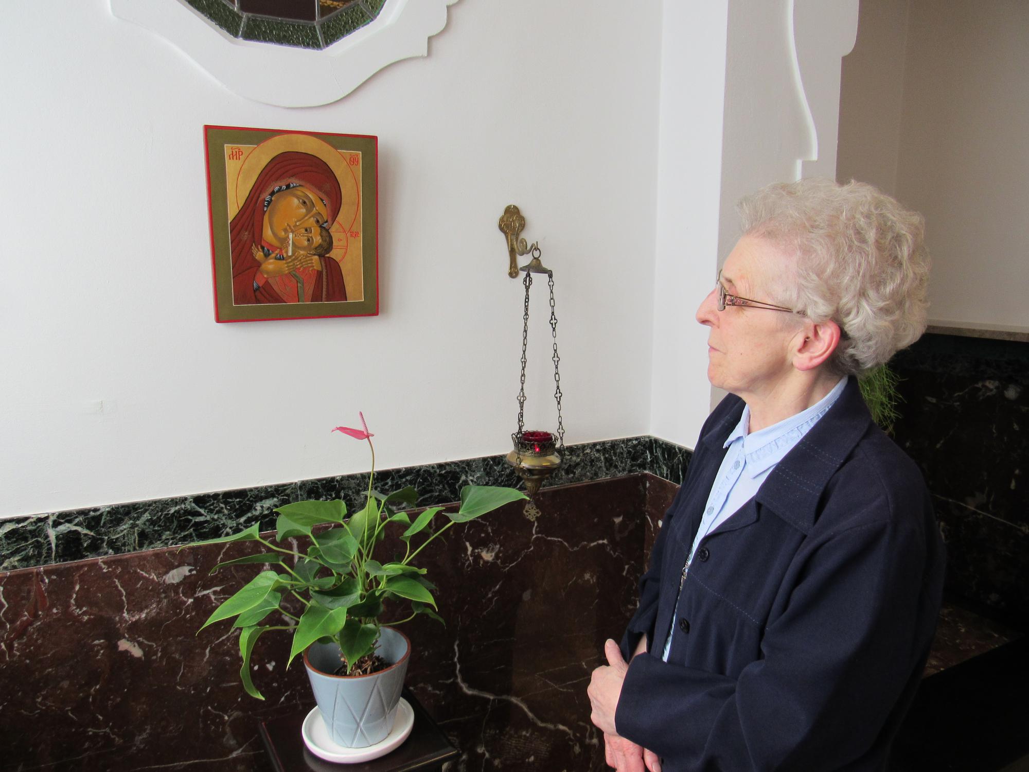 Zuster Joannicia leerde na haar pensioen als diensthoofd in een psychiatrisch ziekenhuis iconen schilderen.