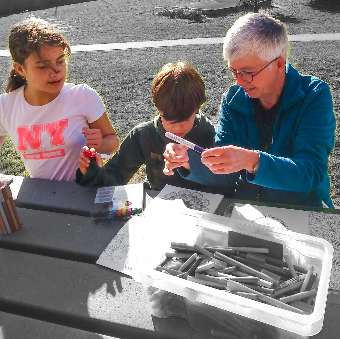 Zuster van Don Bosco Katia Catteau met enkele kinderen van het internaat van Wijnegem.